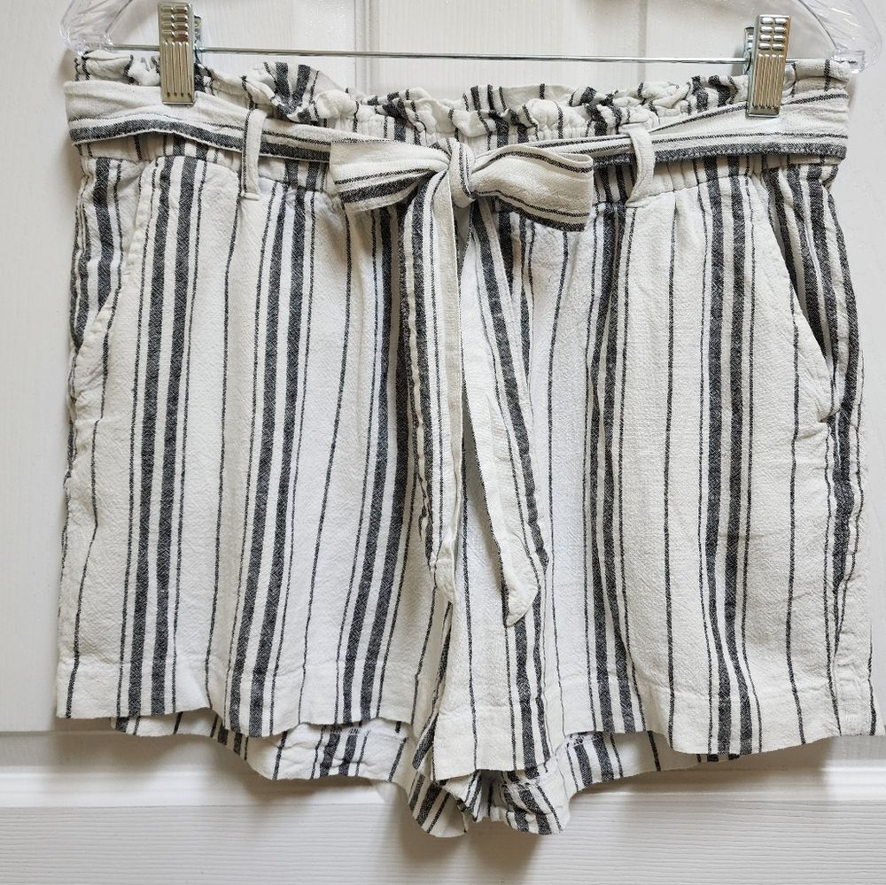Old Navy Shorts Womens Sz 10 Black White Striped Linen Blend Paperbag Waist Belt